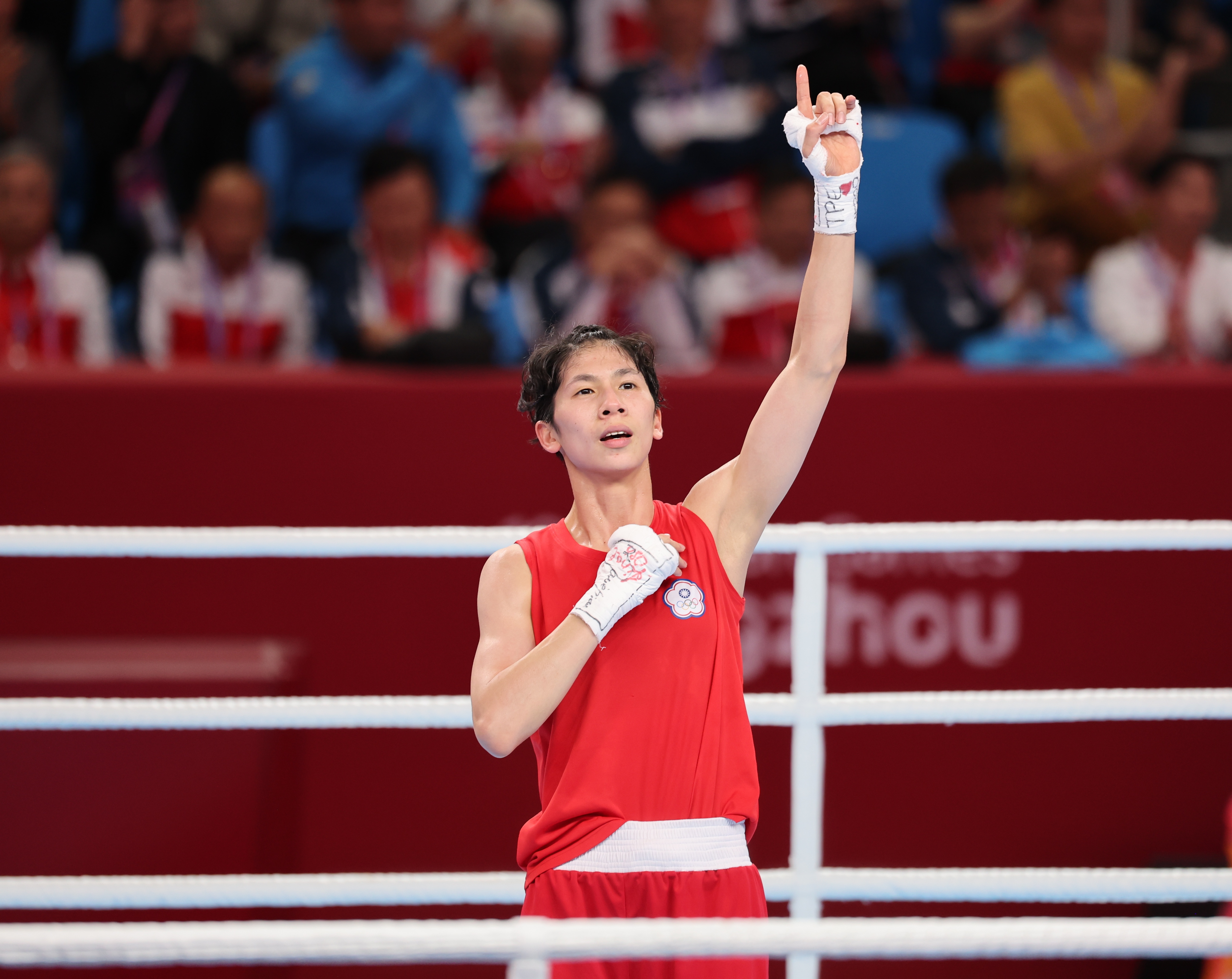 (圖)Taiwanese female Boxer Lin Yu-ting won gold medal in the women’s 57kg category at the Hangzhou Asian Games, raising her arm in victory.